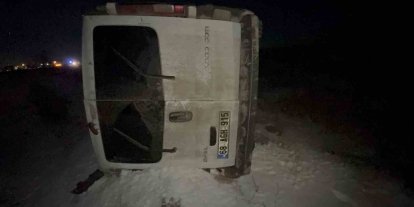 Otomobille çarpışan minibüs şarampole takla attı: 2 yaralı