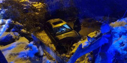 Sinop’ta buzlanan yolda otomobil dereye uçtu: 1 yaralı