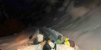 Hakkâri’de mahsur kalan işçiler kurtarıldı