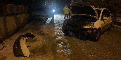 Karaman’da park halindeki 2 araca çarpan otomobilin sürücüsü kaza yerini terk etti