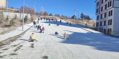 Erzincan’da dondurucu soğuğa rağmen çocukların kızak sevinci