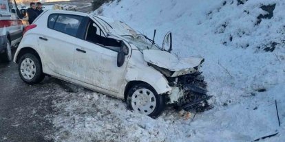 Kayan otomobil, yol kenarındaki araca çarptı