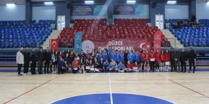 Genç kızlar futsalda şampiyon Düzce Spor Lisesi oldu