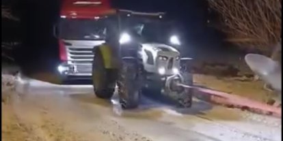 Yolda kalan tır, konvoy halinde çekilerek kurtarıldı