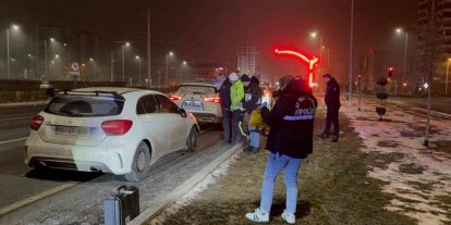 Polise çarpıp kaçan şahıs, olay yerine gelince yakayı ele verdi: 1’i polis 2 yaralı