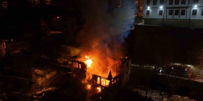 Safranbolu’da 200 yılık tarihi konak alevlere teslim oldu