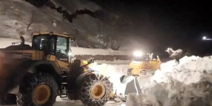 Macahel Geçidi’nde karla mücadele 10 gündür gece gündüz sürüyor