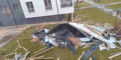 Fırtınada uçan çatı dairenin içine girdi