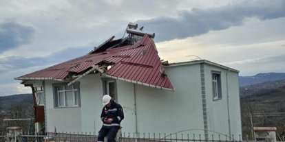Ordu’da fırtına nedeniyle çatı uçtu, ağaç devrildi