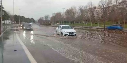 Tuzla’da kuvvetli fırtına nedeniyle deniz taştı, yollar göle döndü