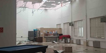 Bilecik’te yaşanan fırtınada çatılar uçtu, ağaçlar devrildi