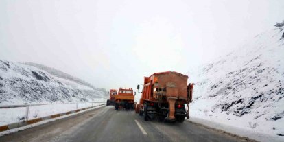 Erzincan-Sivas ve Gümüşhane yolunda kar çilesi