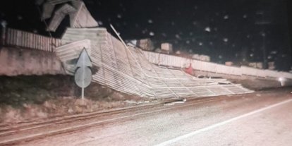 Bilecik’te fırtına fabrikanın çatısını uçurdu