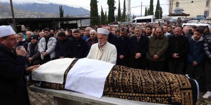 Saç ekimi için gittiği estetik merkezinde fenalaşarak hayatını kaybeden şahıs son yolculuğuna uğurlandı