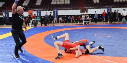 Gençler Güreş Müsabakaları Elazığ’da sürüyor