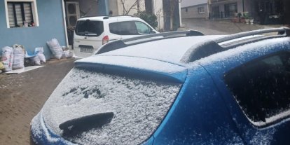 Sarıgöl’ün yüksek kesimlerine kısa süreli kar yağdı