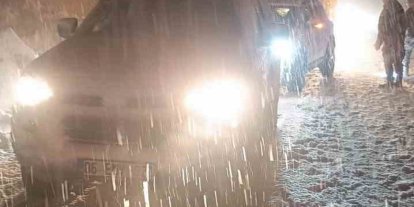 Hakkari’de çığ düştü: Çok sayıda araç yolda mahsur kaldı