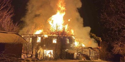 Karabük’te iki katlı ahşap ev küle döndü