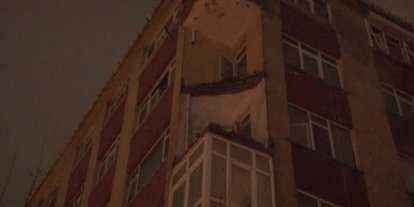 Bahçelievler’de daha önce boşaltılan binanın balkonu sağanak sonrası çöktü