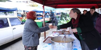 İncirliova Belediyesi’nden pazarda sıcak çorba ikramı