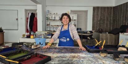 Ankaralı ebru sanatçısı geleneksel baskı sanatını yerinde öğrenmek için Tokat’a geldi