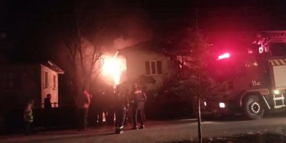 Çatıdan yükselen alevler hızla yayılarak iki katlı evi küle çevirdi