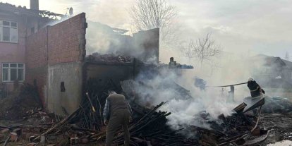 Erbaa’da ahırda çıkan yangın eve sıçradı