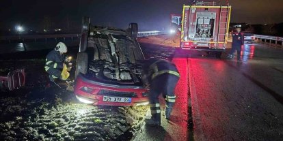 Ters dönen otomobildeki 2 kişi yaralandı