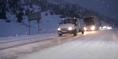 Antalya-Konya kara yolunda kar etkisini artırdı
