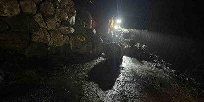 Kemer’de yağış nedeniyle istinat duvarı çöktü