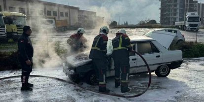 Söke’de otomobil alevlere teslim oldu