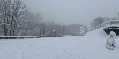 Kocaeli’nin yüksek kesimlerine lapa lapa kar yağıyor