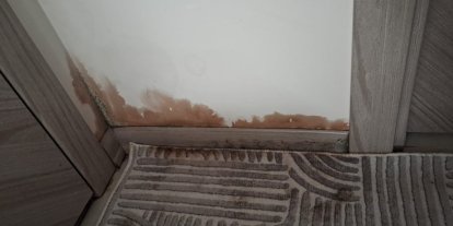 Apartman dairelerinin her yerinden su sızmaya başladı