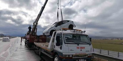 Şarampole devrilen Tesla’da 2 kişi yaralandı