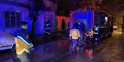 Yalnız yaşayan adamın yaktığı soba, metruk evi alev topuna çevirdi