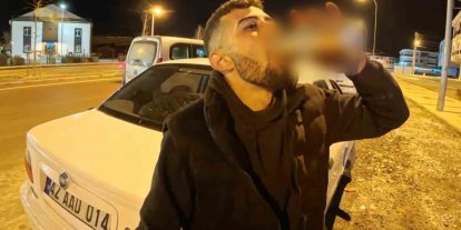 Alkollü araç kullanırken yakalandı, ehliyetine el konulunca araç başında içmeyi sürdürdü