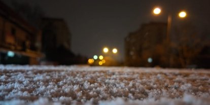 İstanbul’da gün boyu beklenen kar yağışı gece saatlerinde etkisini gösterdi
