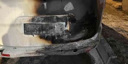 Arnavutköy’de park halindeki otomobil alev aldı: 2 araç kullanılamaz hale geldi