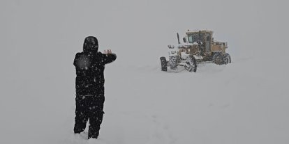 Muş’ta gazeteciler yürüyerek iş makinesine yolu tarif etti