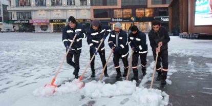 Erzincan’da belediye ekipleri karla mücadele çalışmasını sürdürüyor