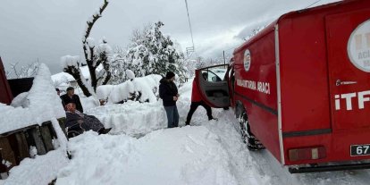 Kardan kapanan yolda diyaliz hastasının imdadına itfaiye yetişti