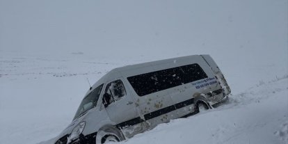 Kara saplanan minibüsteki yolcuları jandarma kurtardı