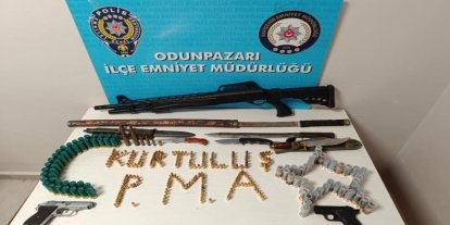 Bisikletle çarptığı vatandaşı tehdit eden şahsın iş yerinden cephanelik çıktı