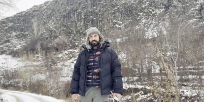 Donan baraj gölünün üzerine kilim serip oturdu