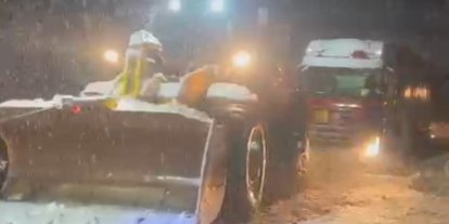 İlçe halkı üşümesin diye doğalgaz tırı iş makineleri ile çekildi