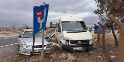 Otomobil ile minibüs çarpıştı: 7 yaralı