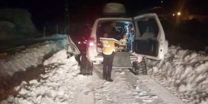 Bingöl’de yolda kalan paletli ambulansı ekipler kurtardı