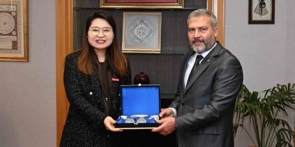 Çinli heyet Anadolu Üniversitesi Rektörü Adıgüzel ile buluştu