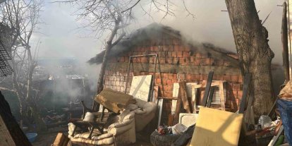 Beykoz’da gecekonduda yangın paniği: Odunluk ve çatı zarar gördü