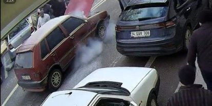 Korkutan araç yangınına esnaftan hızlı müdahale